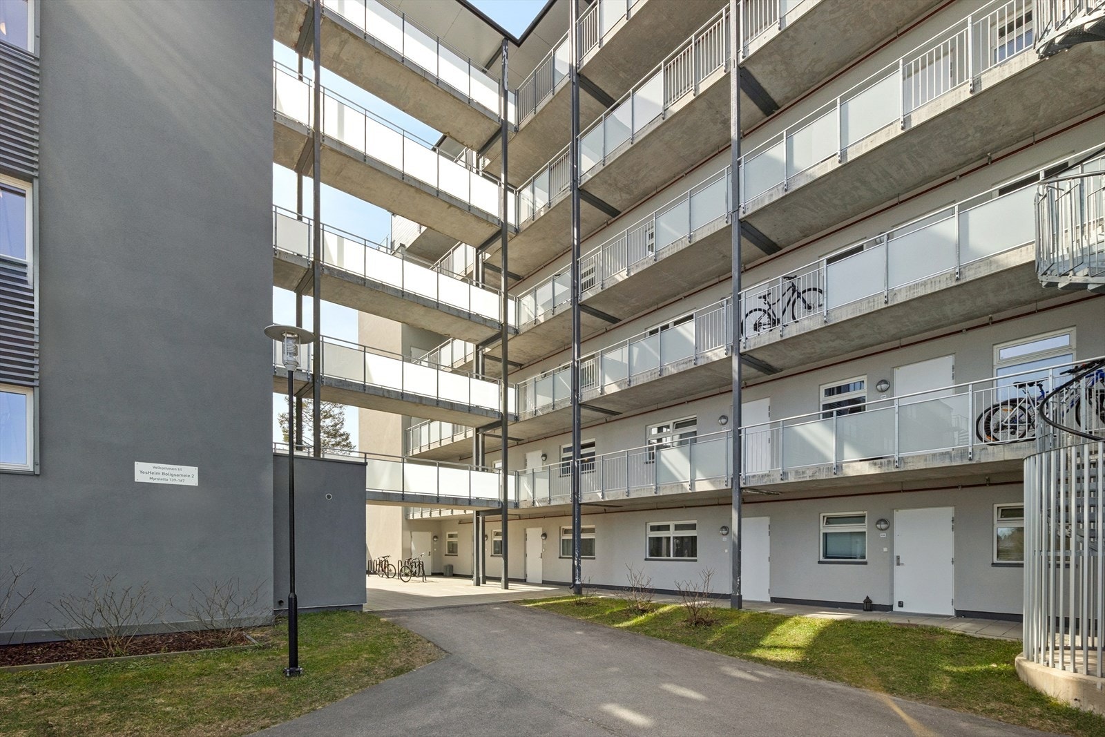 Til leiligheten hører en ekstern bod på cirka 7 kvadratmeter, ca 15 meter fra leiligheten. Galleribilde