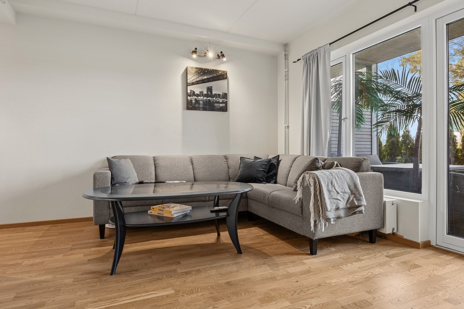 Stuen har god plass til en romslig sofagruppe og er et naturlig samlingspunkt i leiligheten. Galleribilde