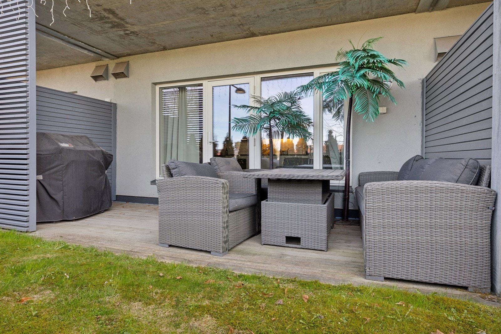 Fra stuen er det direkte utgang til en overbygget markterrasse med plass til å innrede med hagemøbler og grill. Galleribilde