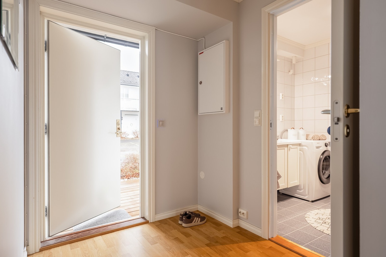 Entreen har godt med plass til yttertøy og sko Galleribilde