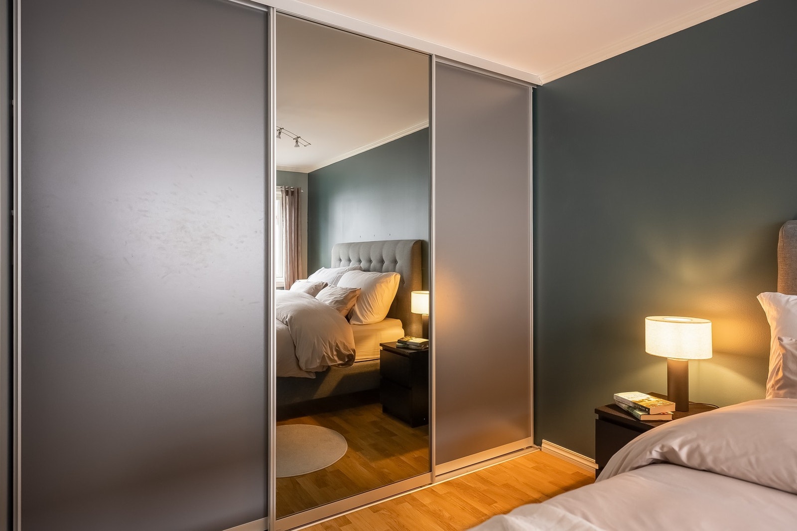 Her er det etablert en praktisk skyvedørsgarderobe med masse plass Galleribilde