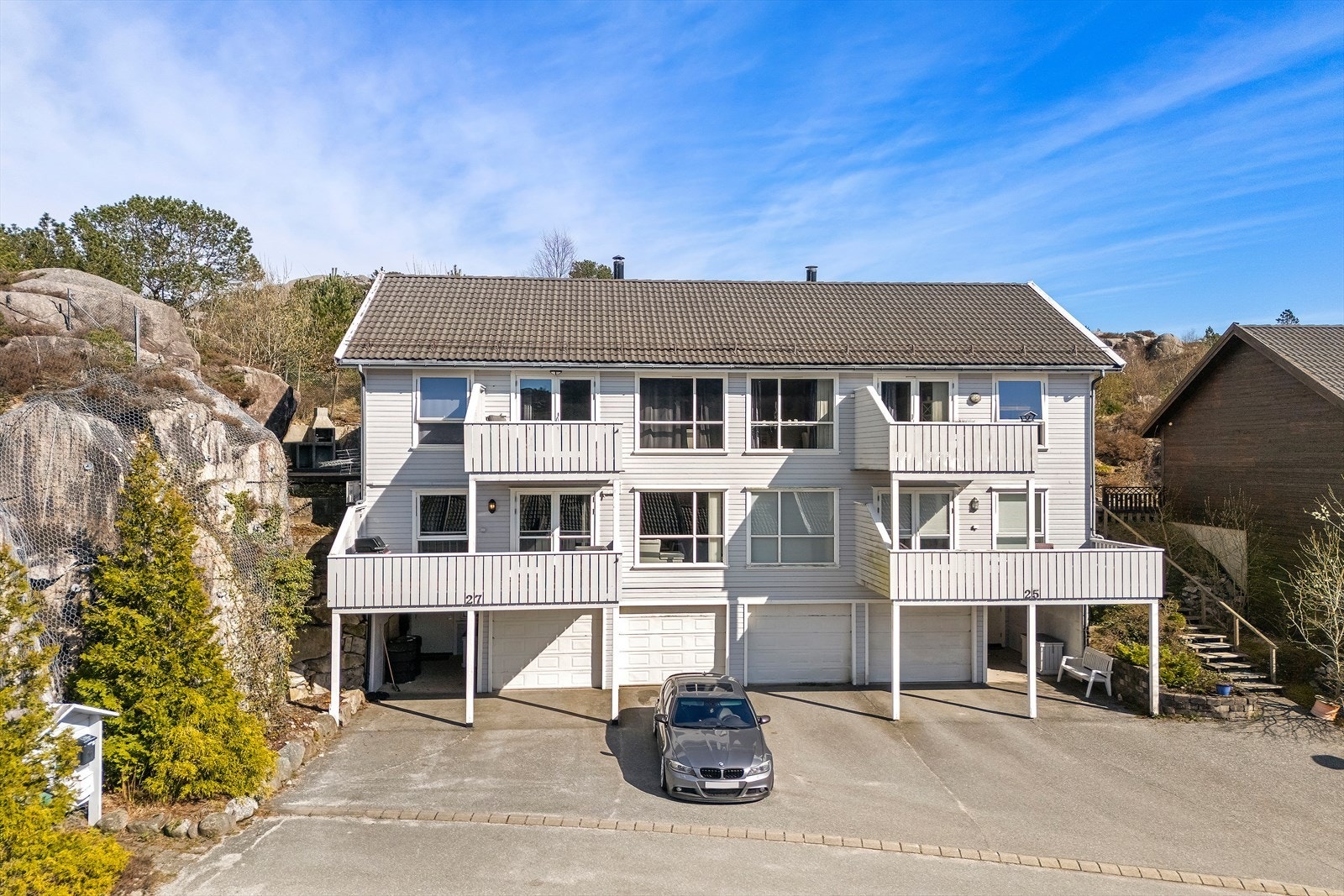 Leiligheten har en fin beliggenhet i et etablert og barnevennlig boligområde på Eigerøy. Galleribilde