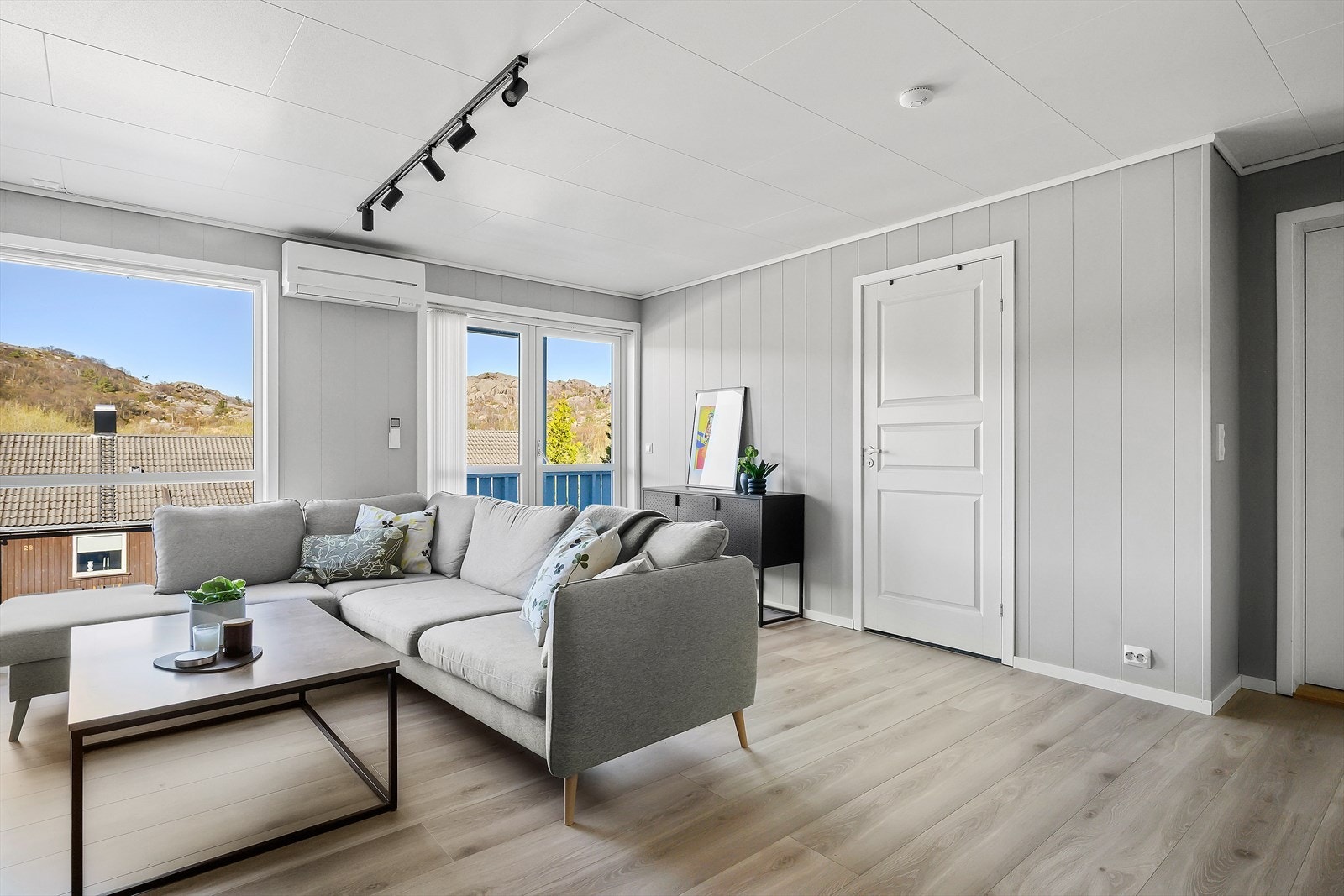 En luft-til-luft varmepumpe fra 2014 sørger for effektiv oppvarming av leiligheten. Galleribilde