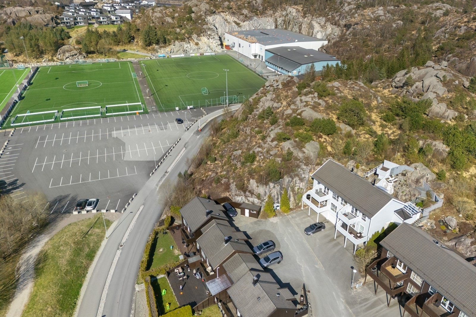 Kun tre minutters gange til Eiger idrettsanlegg med aktivitetshall og fotballbaner. Galleribilde