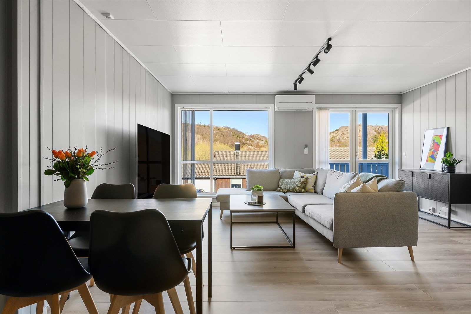 Stuen har en åpen løsning mot kjøkkenet, med plass til både spisebord og sofagruppe. Galleribilde