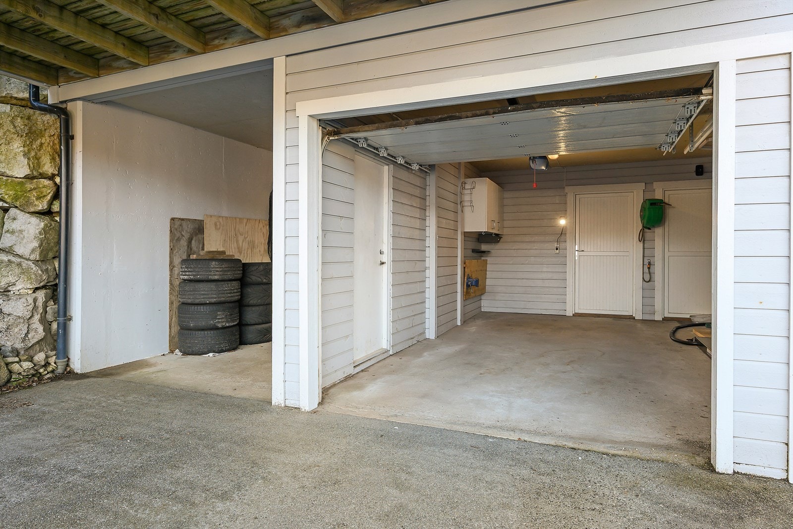 Parkering i garasje. Galleribilde