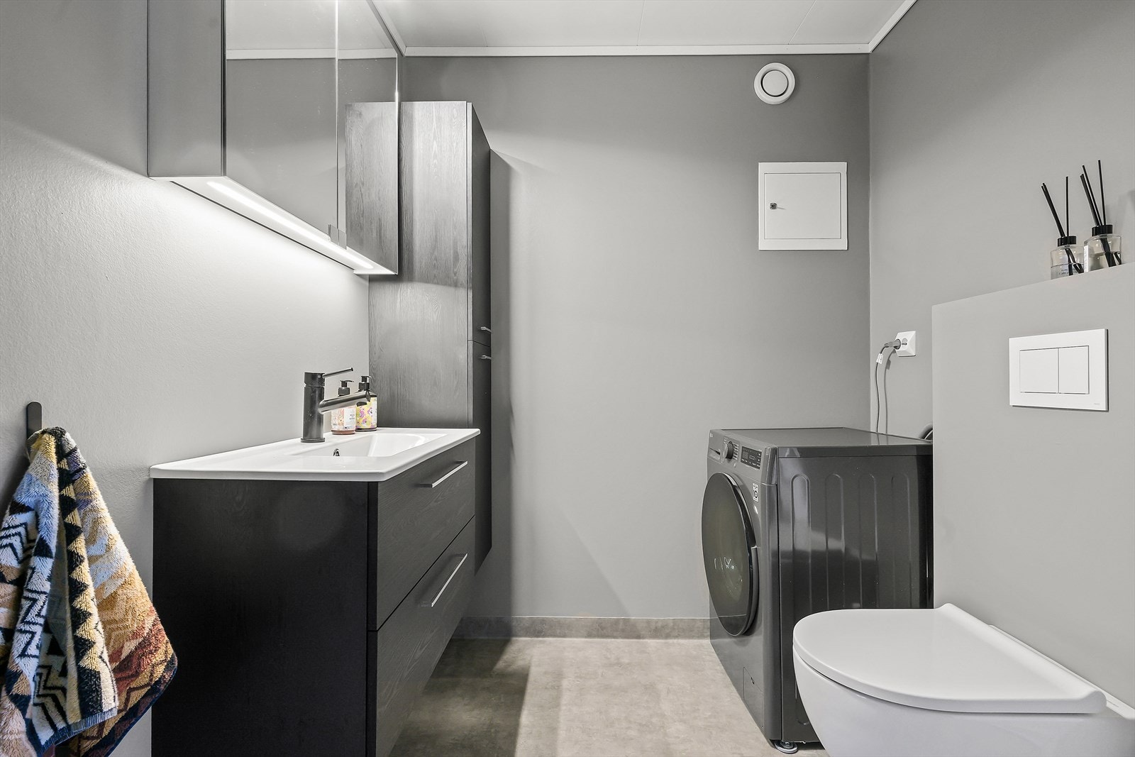Badet ble pusset opp i 2024 og har elektriske varmekabler i gulvet. Galleribilde