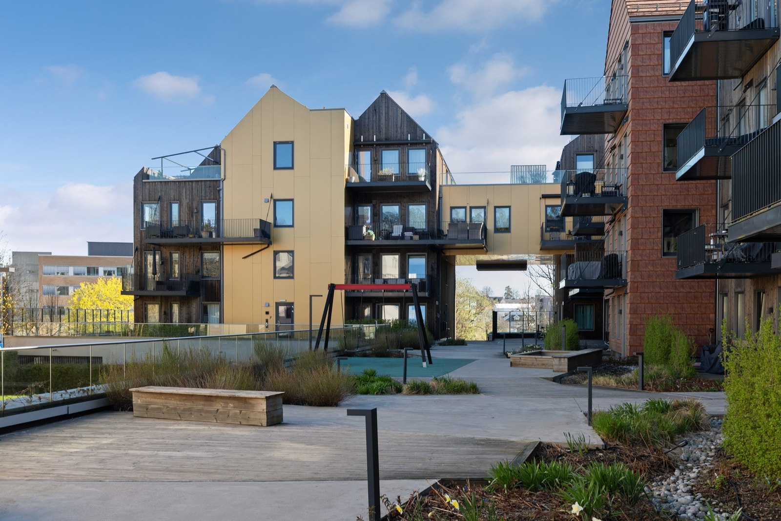 Leiligheten ligger på enden i en høy første etasje, med direkte adkomst til et grønt og skjermet gårdsrom med lekeplass. Galleribilde