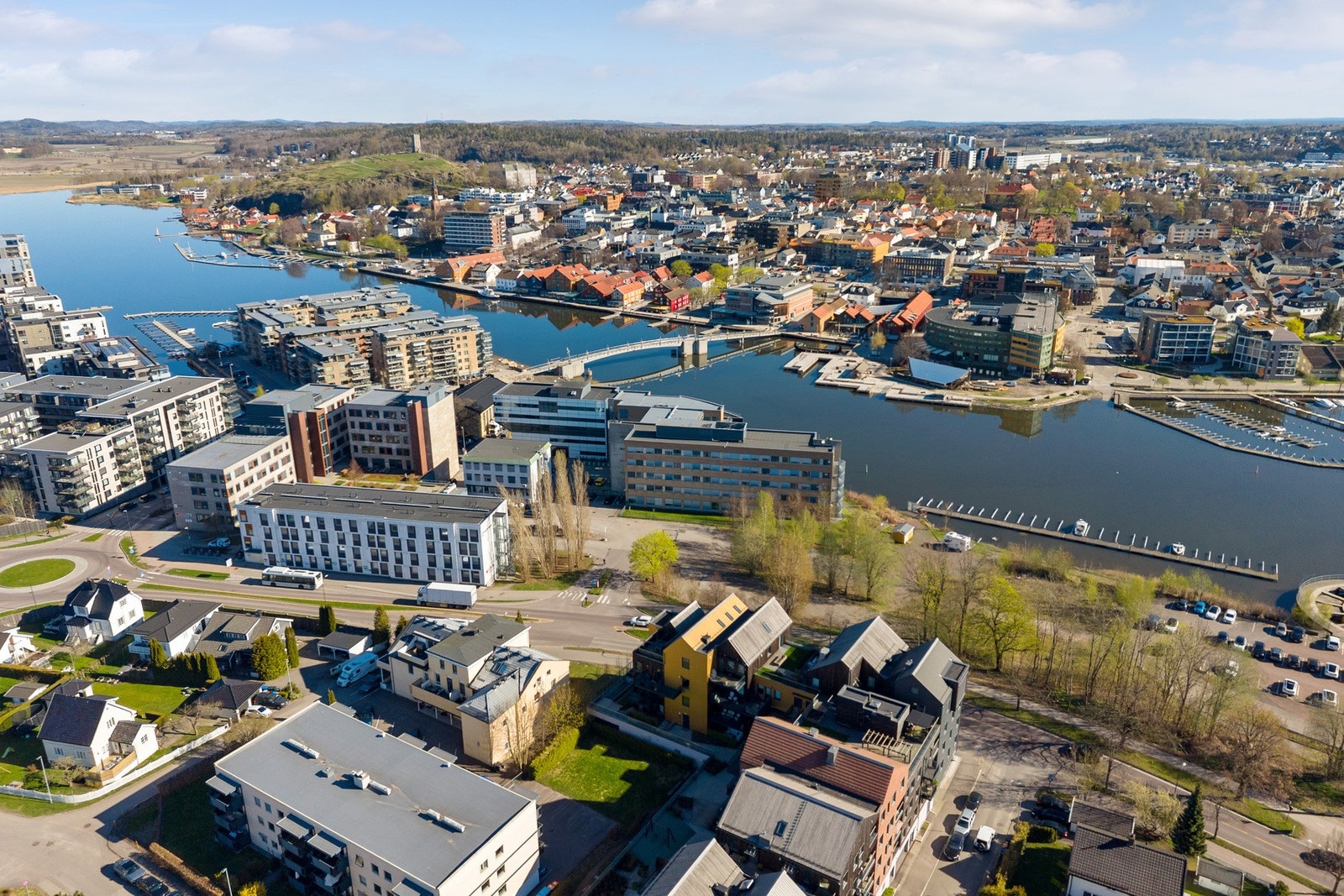 Populære Tønsberg brygge ligger kun få minutter fra boligen. Her kan du nyte båtlivet, rusle langs vannkanten eller besøke et stort utvalg av restauranter, kafeer og barer. Galleribilde