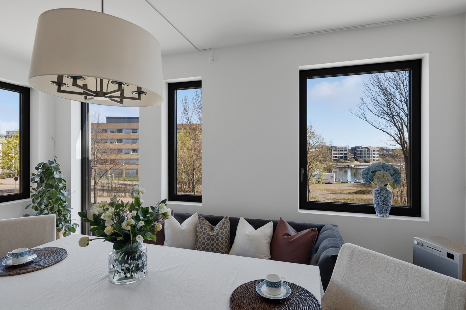 Lys og innbydende spiseplass med store vindusflater som slipper inn rikelig med dagslys. Galleribilde