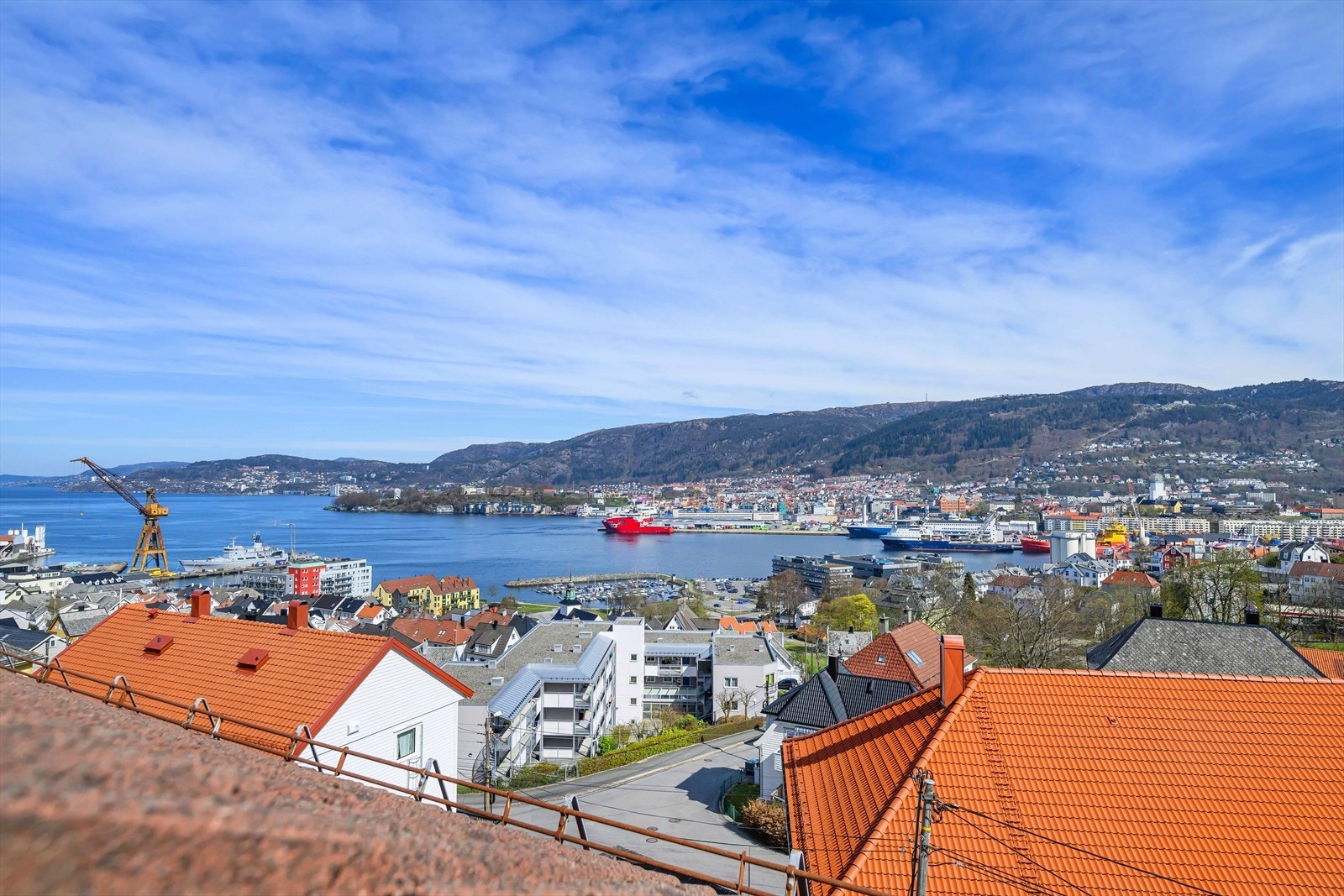 Beliggenheten er sentral med kun 10 minutters gange til Laksevåg Senter, som har dagligvare, vinmonopol og andre servicetilbud. Galleribilde