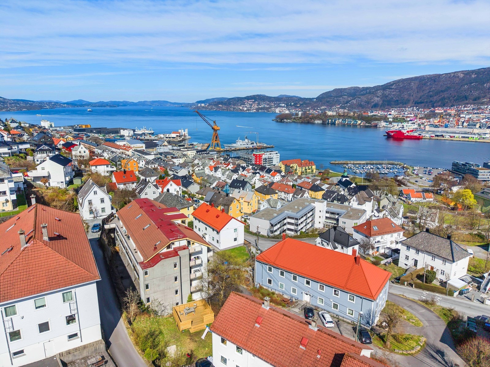 Meget gode bussforbindelser i nærområdet med hyppige avganger til Bergen sentrum og øvrige bydeler. Galleribilde