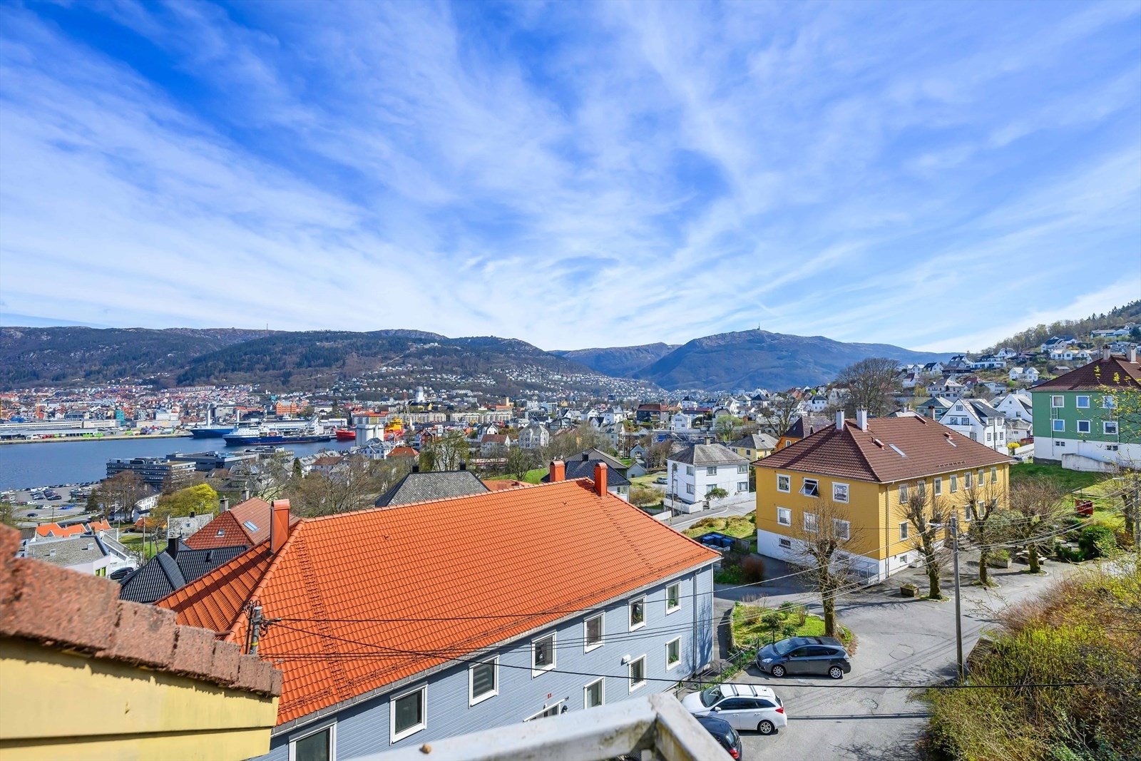 For den turglade er det kort vei til populære turområder som Damsgårdsfjellet, Lyderhorn og Løvstakken. Galleribilde