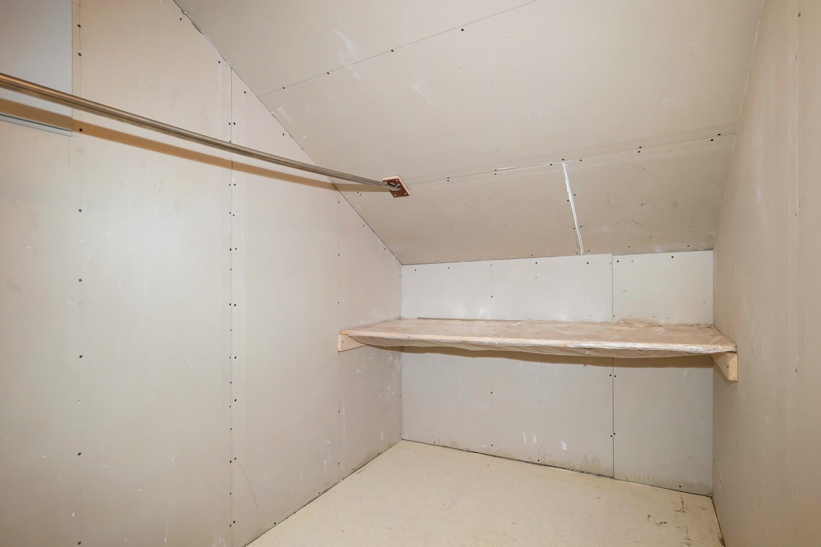 En innvendig bod gir ekstra lagringsplass. Leiligheten disponerer også en bod i kjelleren. Galleribilde