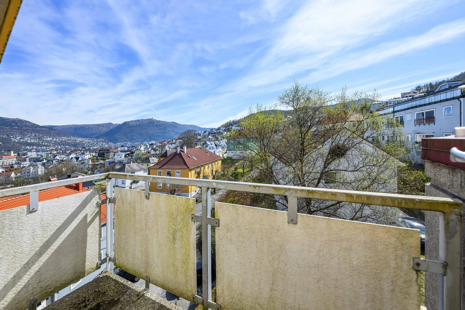 Balkongen har plass til en liten sittegruppe. Galleribilde