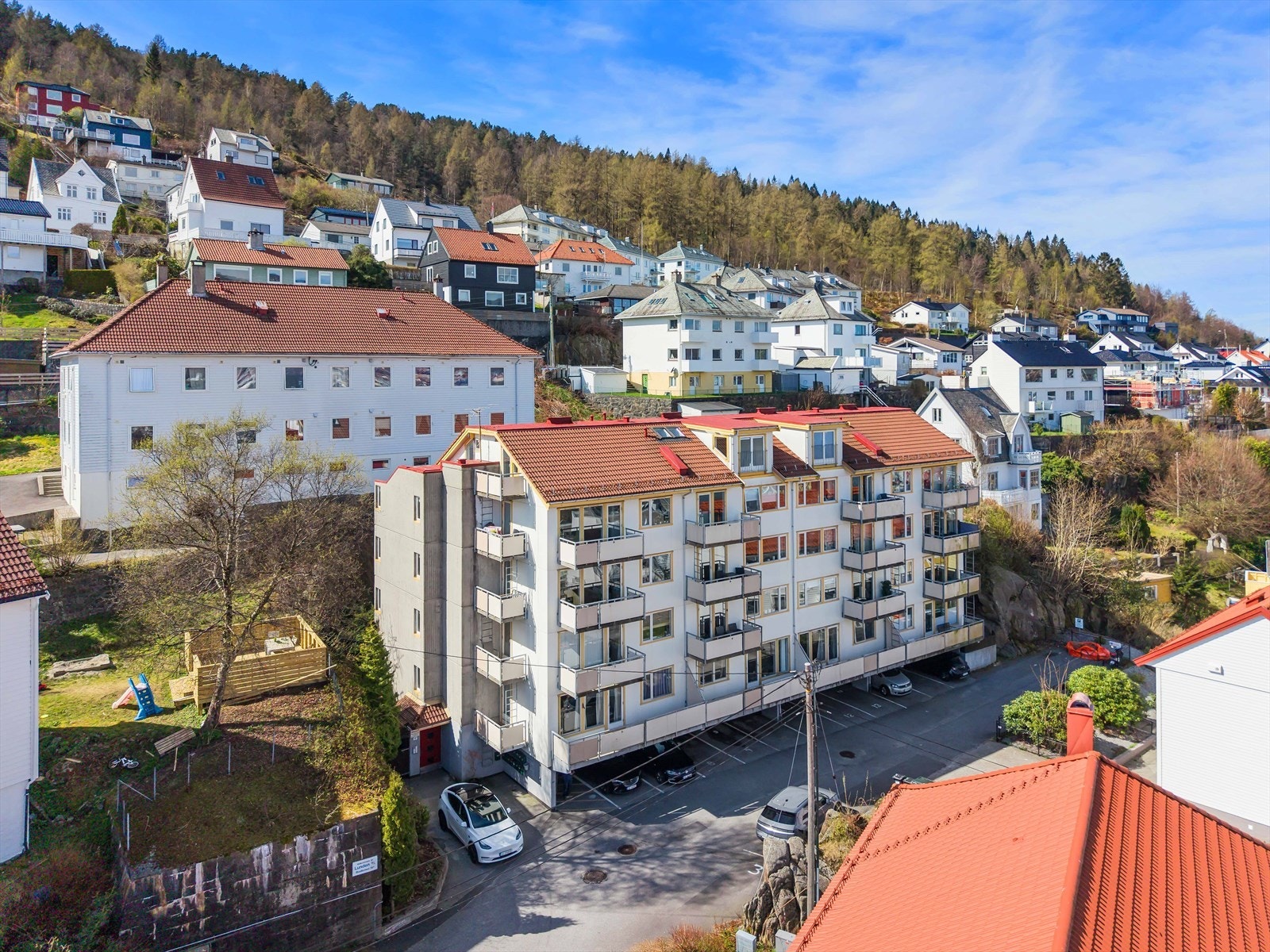 Boligblokken er fra 1991 og ligger i et etablert og rolig boligområde på Laksevåg. Galleribilde