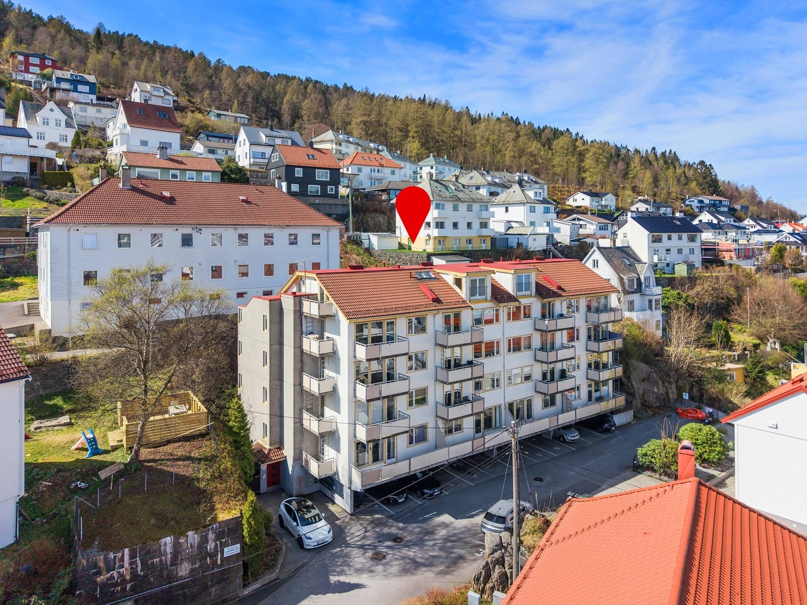 Boligblokken er fra 1991 og ligger i et etablert og rolig boligområde på Laksevåg. Galleribilde