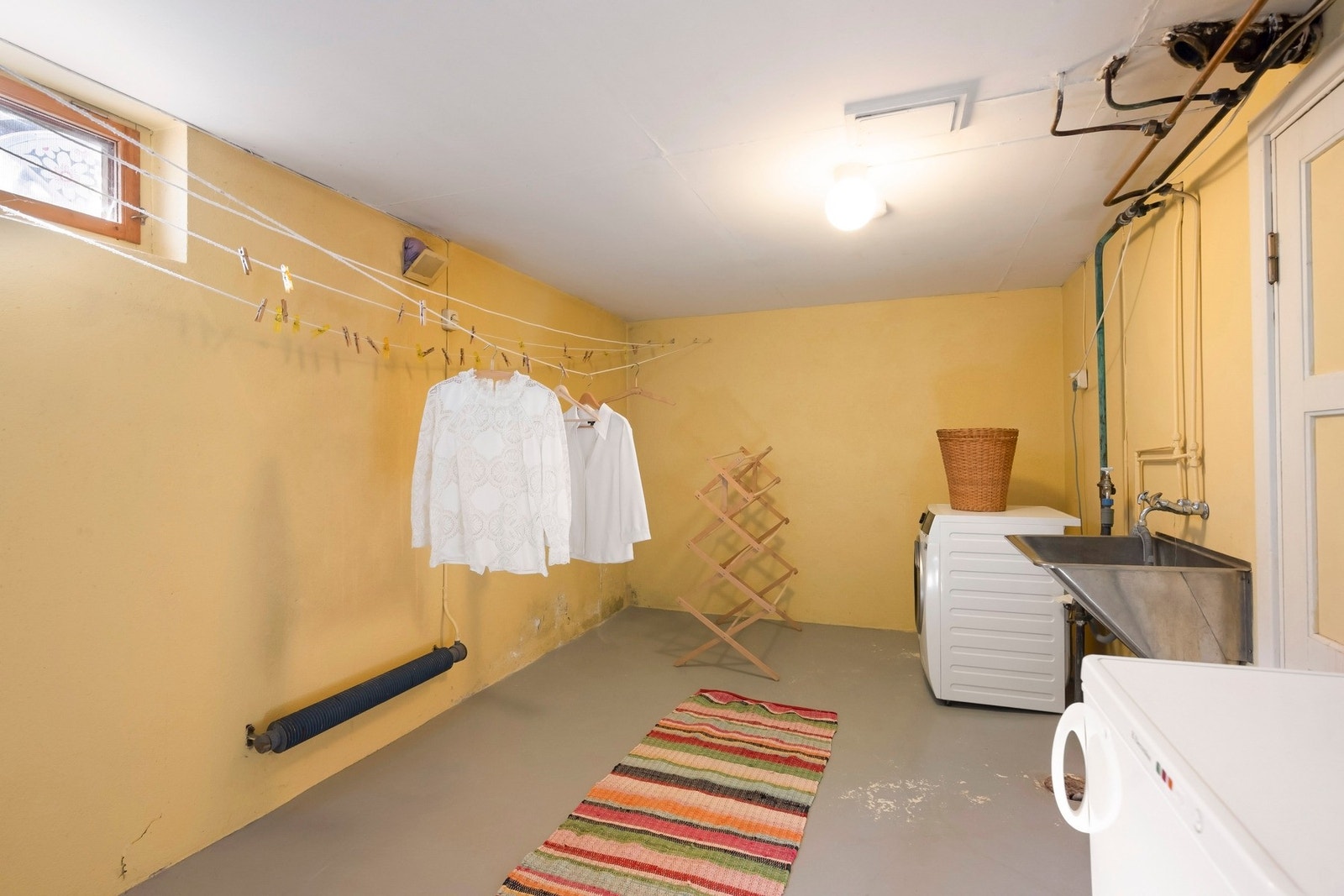 Romslig vaskerom med opplegg for vaskemaskin og tørketrommel. Galleribilde