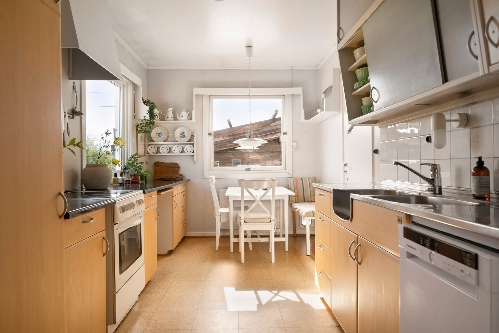 God plass til spisebord på kjøkkenet. Galleribilde