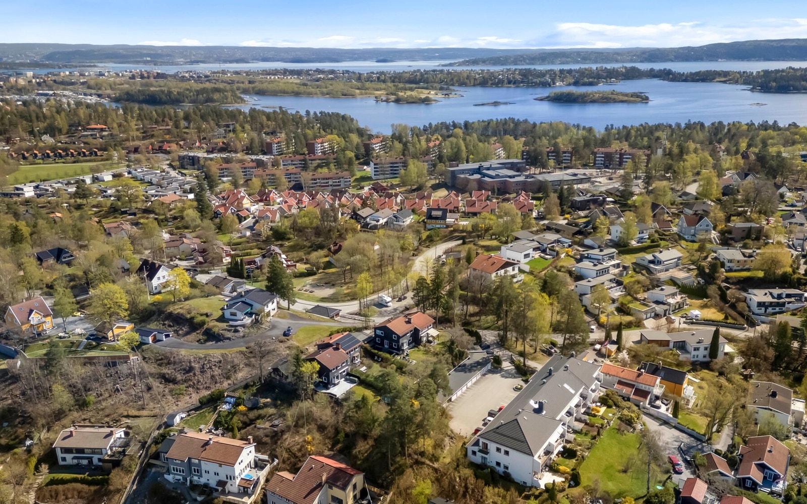 Kort avstand til både skog og sjø. Galleribilde