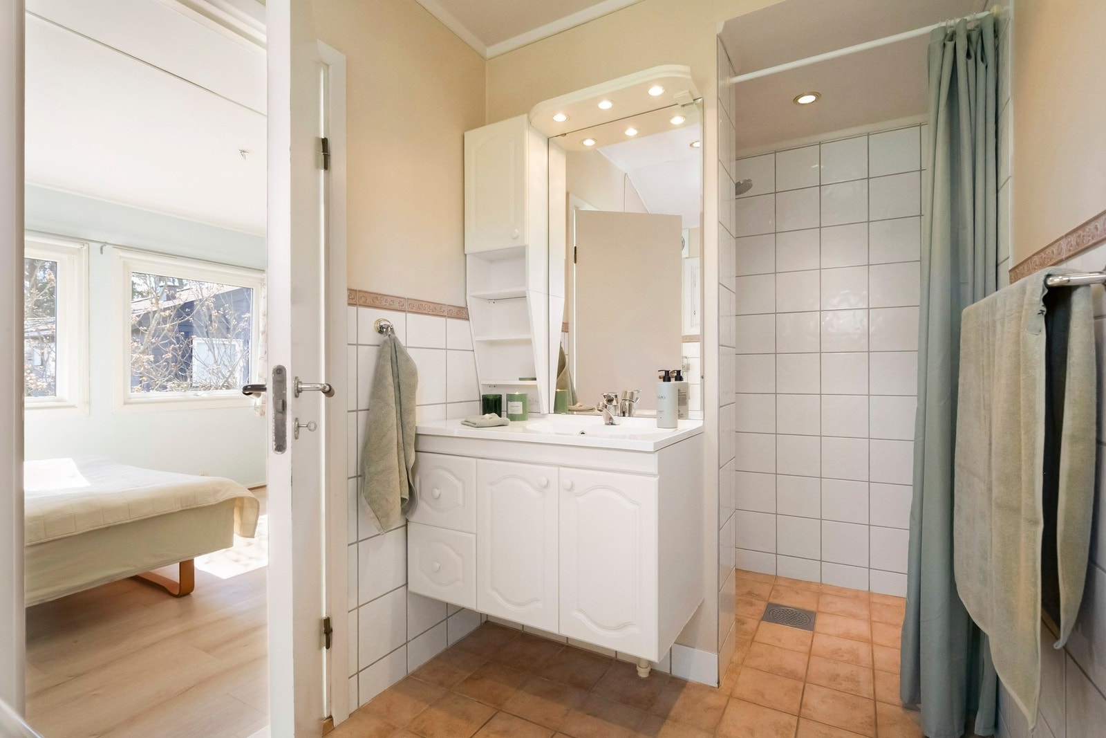 Praktisk bad med stor dusj og badekar. Galleribilde