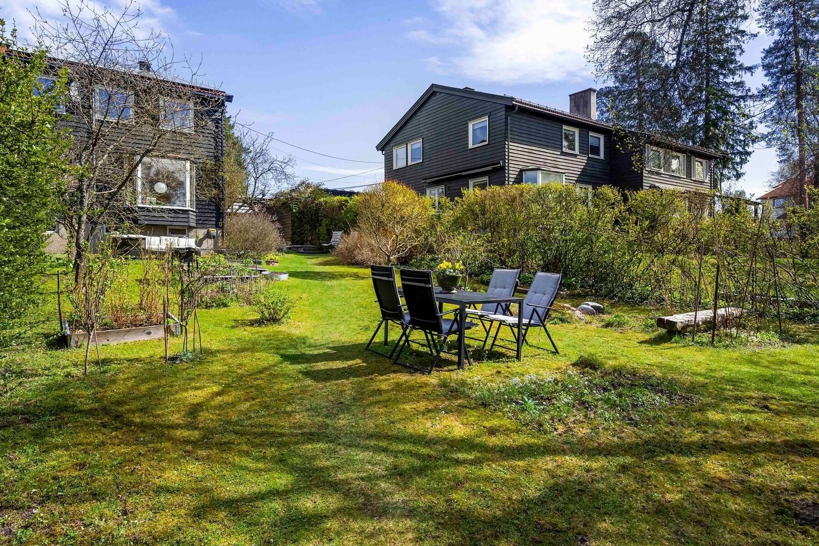 Boligen har flere flotte uteplasser hvor du kan nyte solrike dager og rolige kvelder i hyggelige omgivelser. Galleribilde
