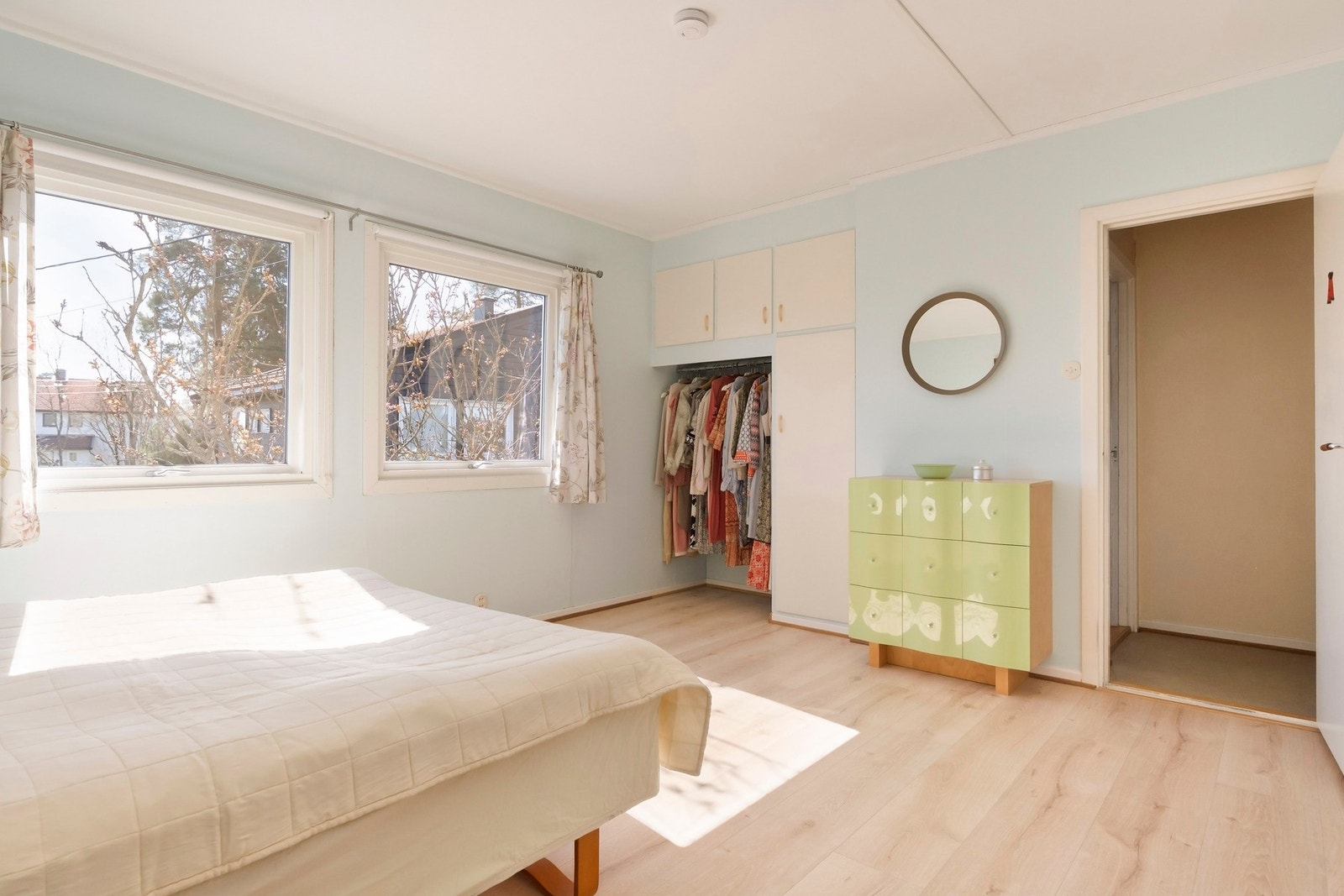 Innebygget garderobe med god plass. Galleribilde