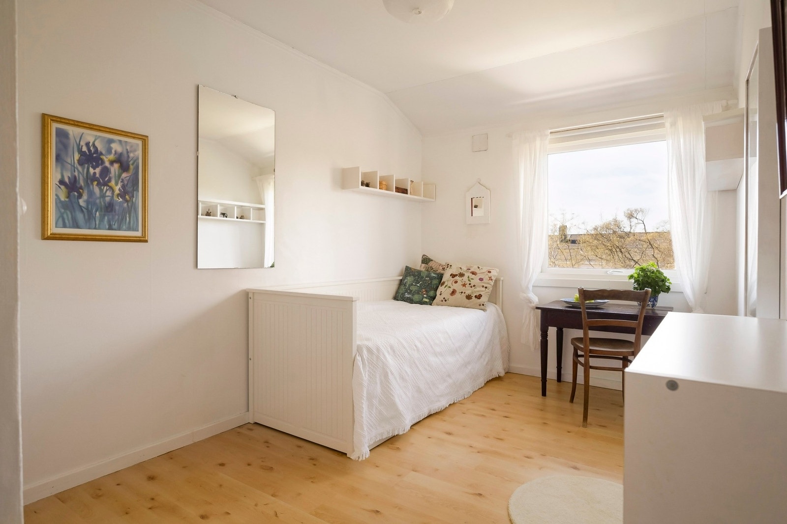 Soverom 3 er av praktisk størrelse med plass til stor seng. Galleribilde