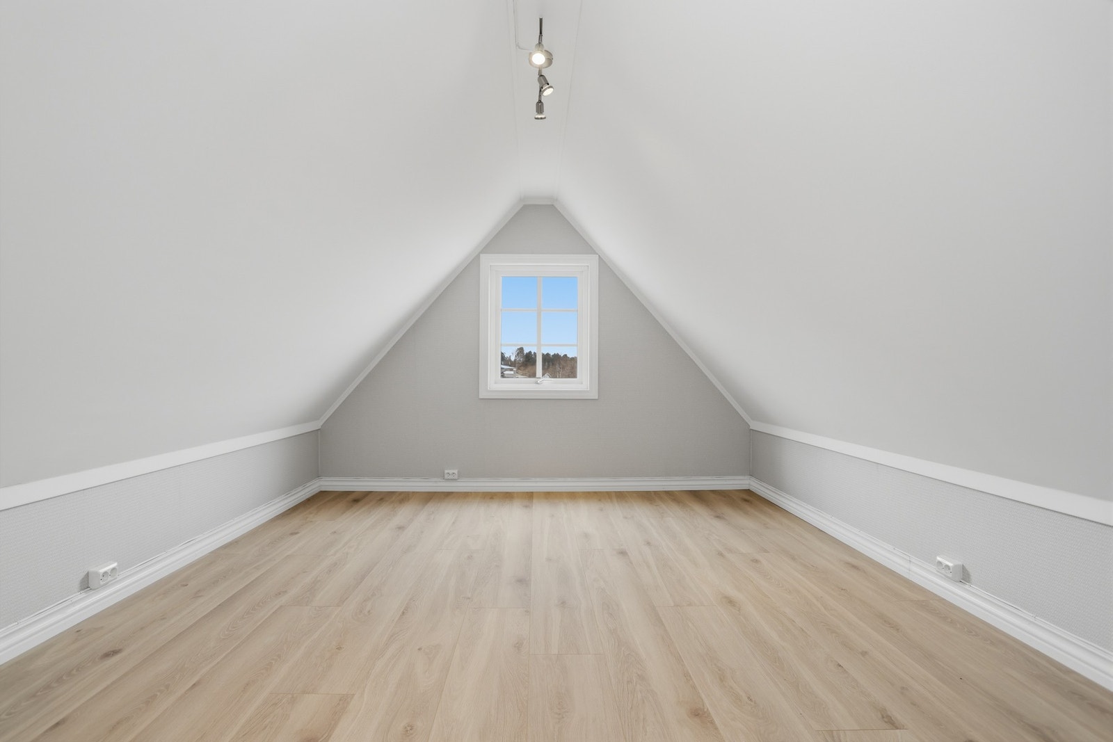 Det er to ganske like rom i loftsetasje Galleribilde