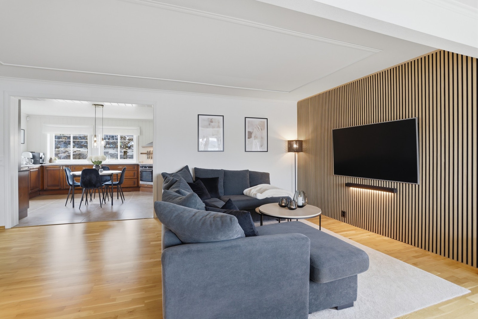 Stue med spilevegg og utgang til solrik terrasse Galleribilde
