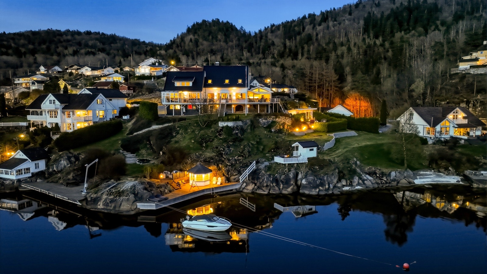 Eiendommen er svært innholdsrik og inneholder flere terrasser, brygger, bod, lysthus, kran og sommerhus Galleribilde