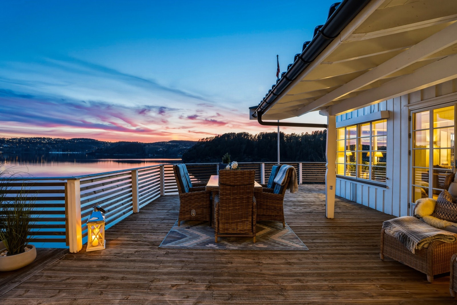Stor terrasse med fantastiske solfohold Galleribilde