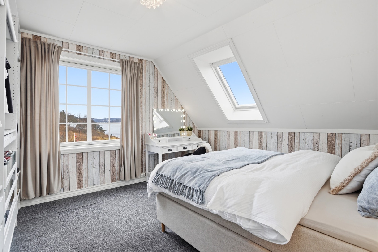 Soverom I med takvindu Galleribilde