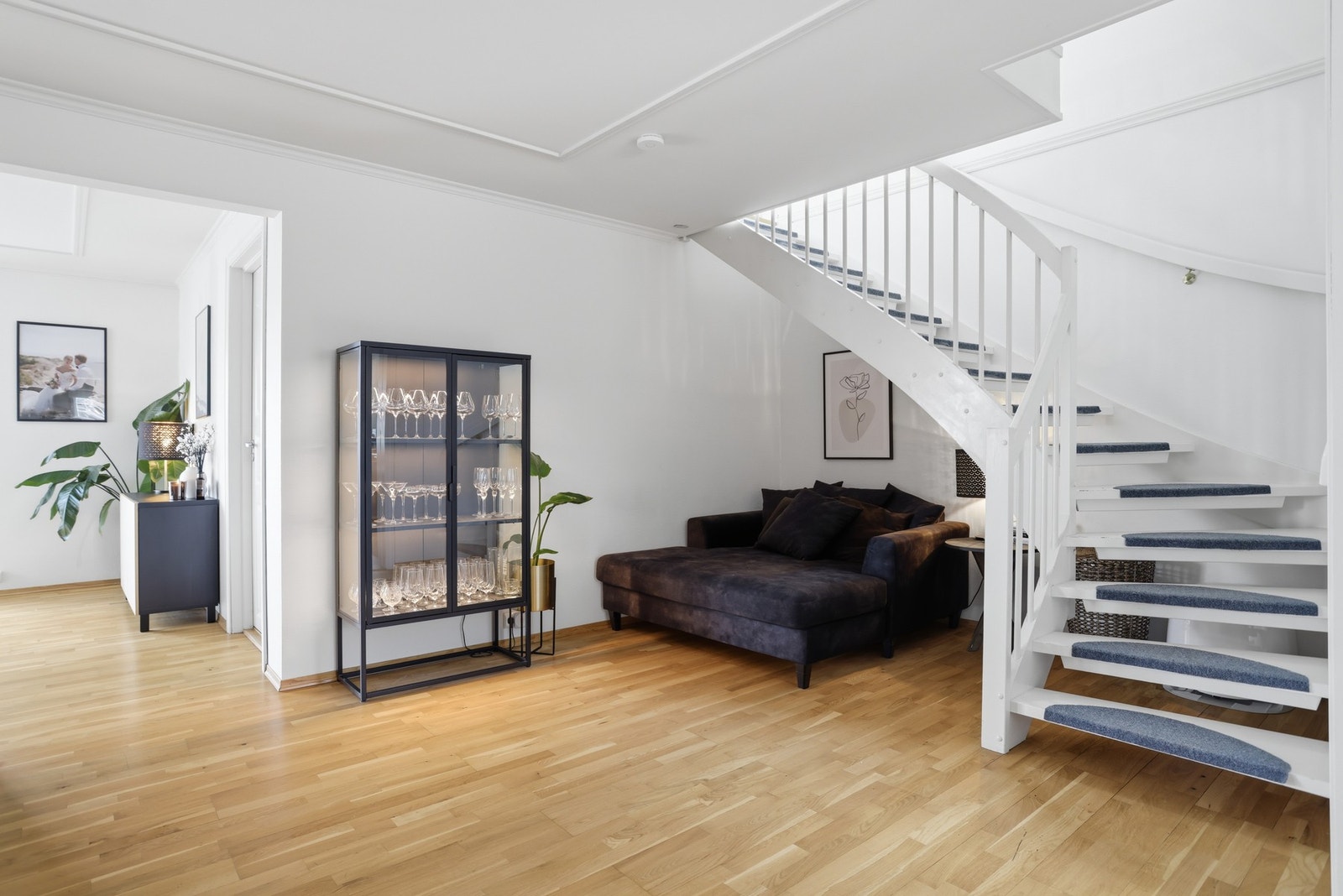 Hall med trapp til 2. etasje og soverommene Galleribilde