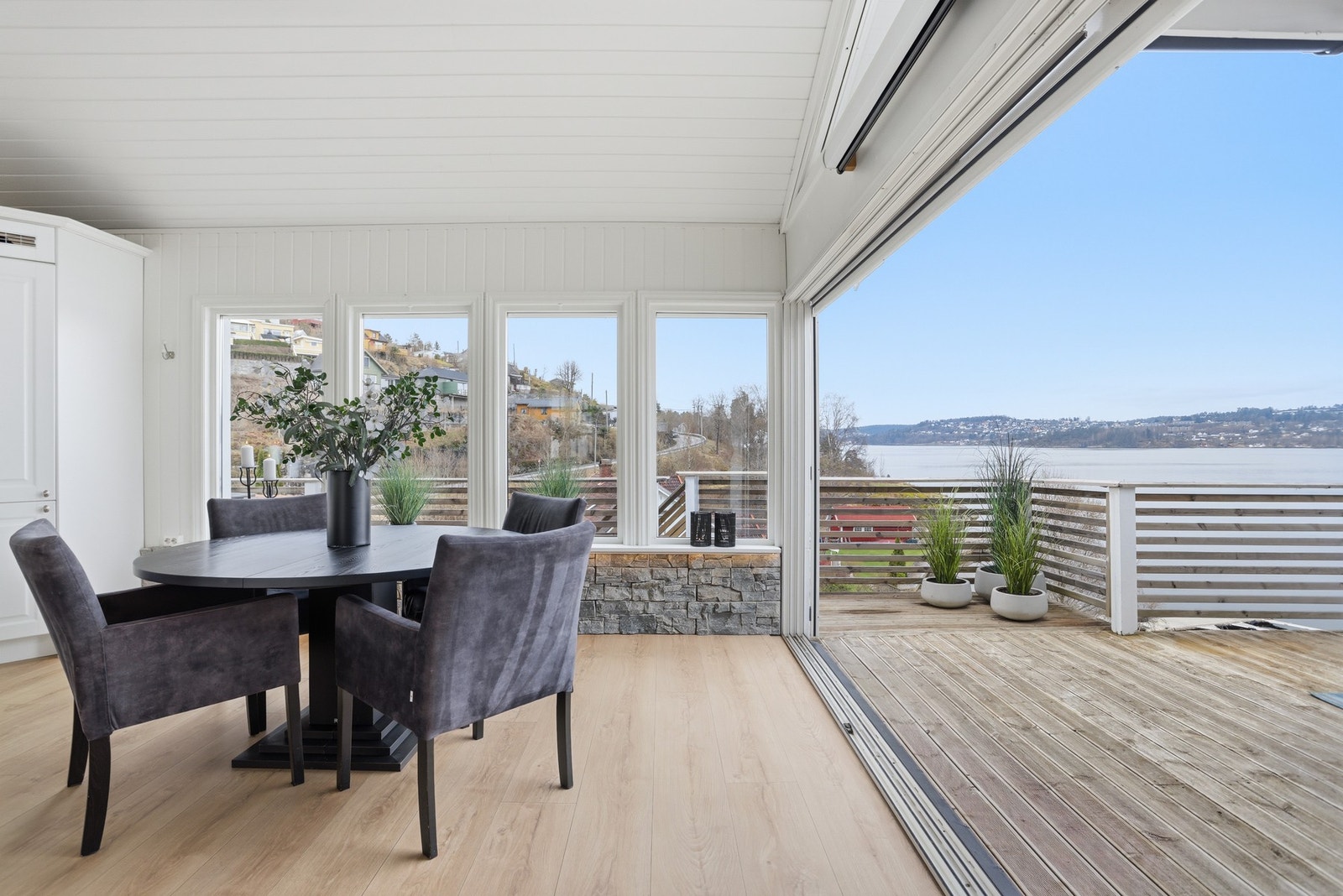 Foldedør som kan åpnes helt ut mot terrasse fra kjøkken Galleribilde