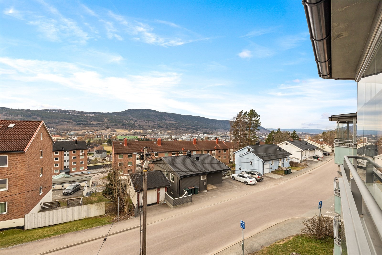 Fra leiligheten er det utsikt over nærområdet. Området byr på gode turmuligheter i skog og mark. Galleribilde