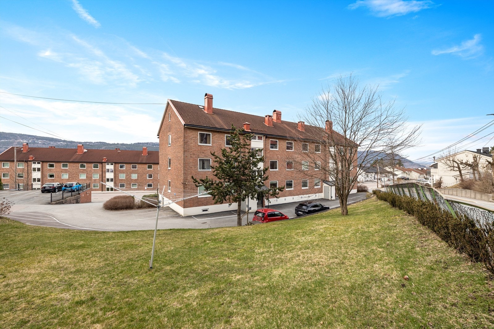 Oversikt over bygningsmassen og de grønne fellesområdene. Galleribilde