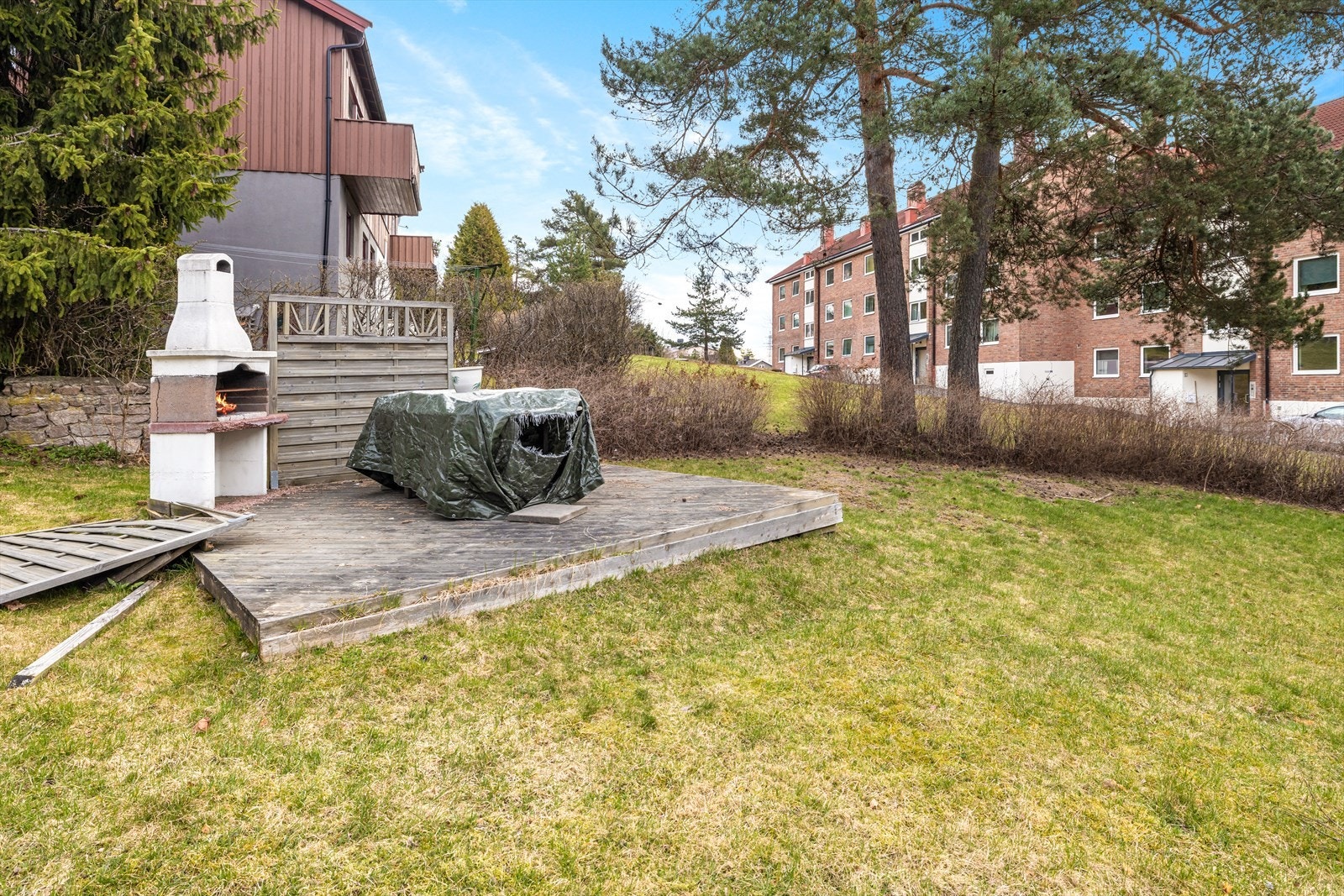 Fellesarealene er pent opparbeidet med plen og grillplass til disposisjon for beboerne. Galleribilde