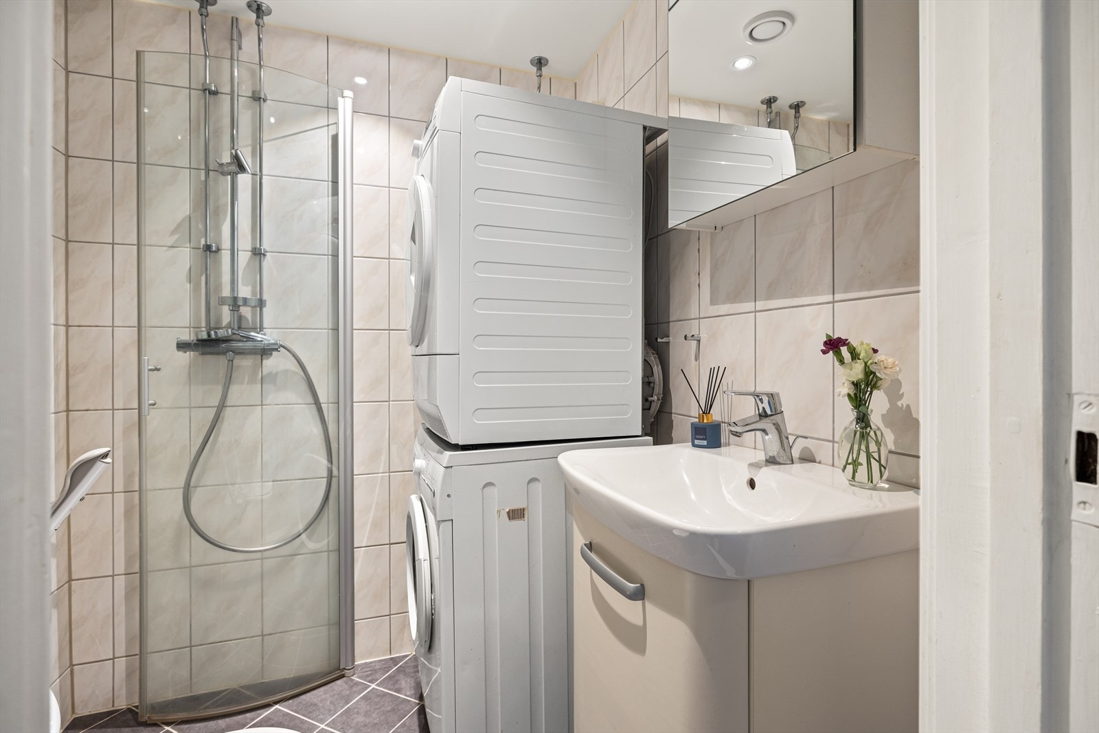 Badet ble rehabilitert i regi av borettslaget i 2010. Det er flislagt med elektriske varmekabler i gulvet og har opplegg for vaskemaskin. Galleribilde