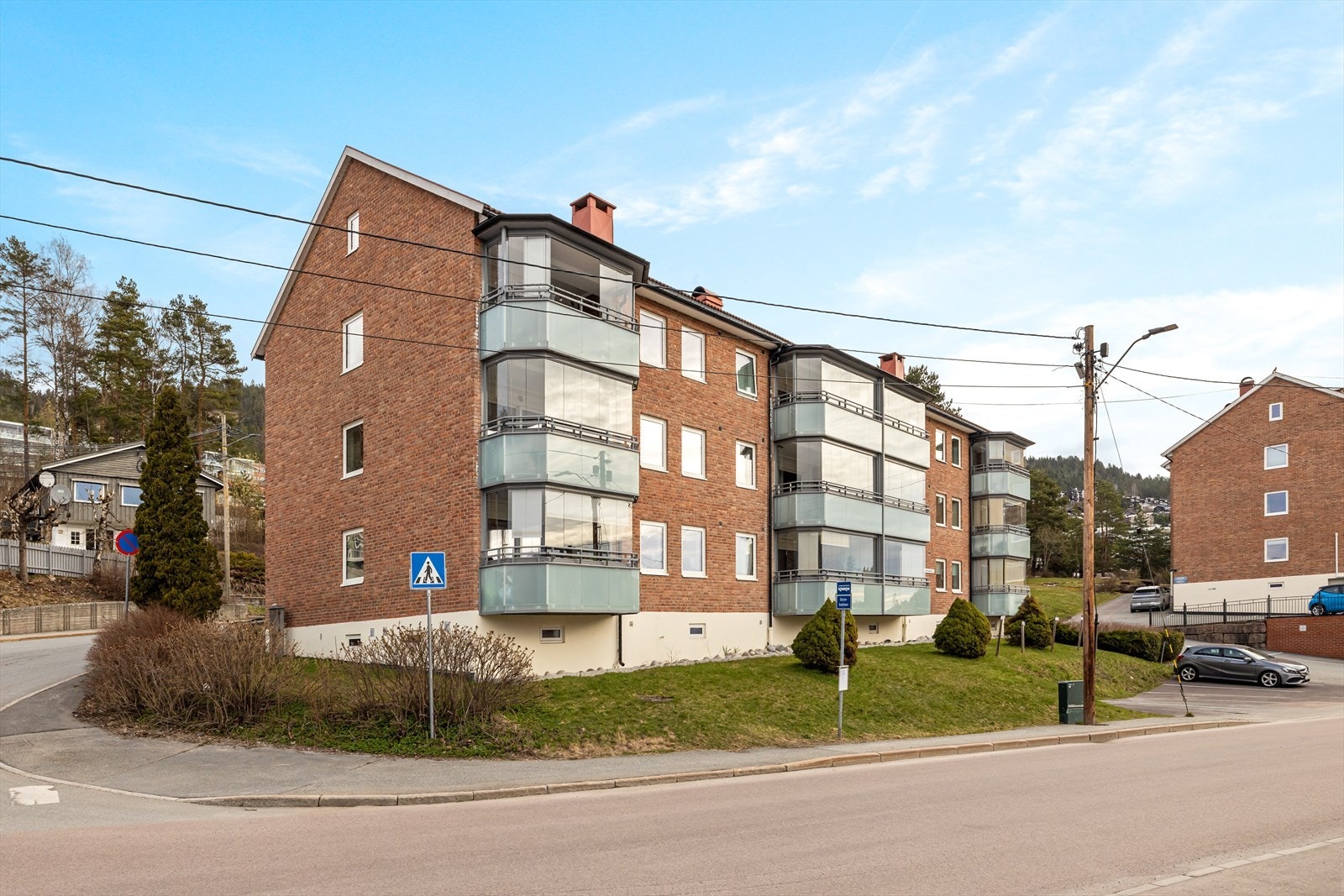 Bygningen har en solid fasade i teglstein og tilhører Åsen Borettslag. Galleribilde