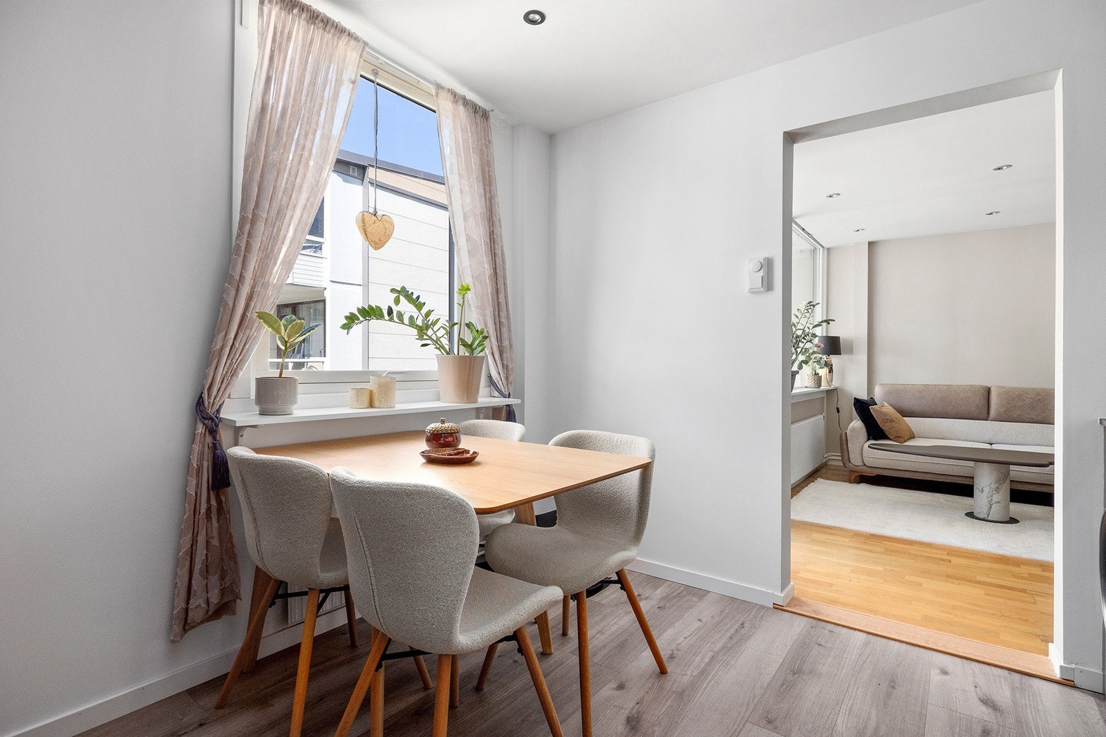 Her kan du nyte frokost om morgenen. Fra vinduet er det pent utsyn til borettslagets pent opparbeidede fellesområde, lekeplass mm. Galleribilde