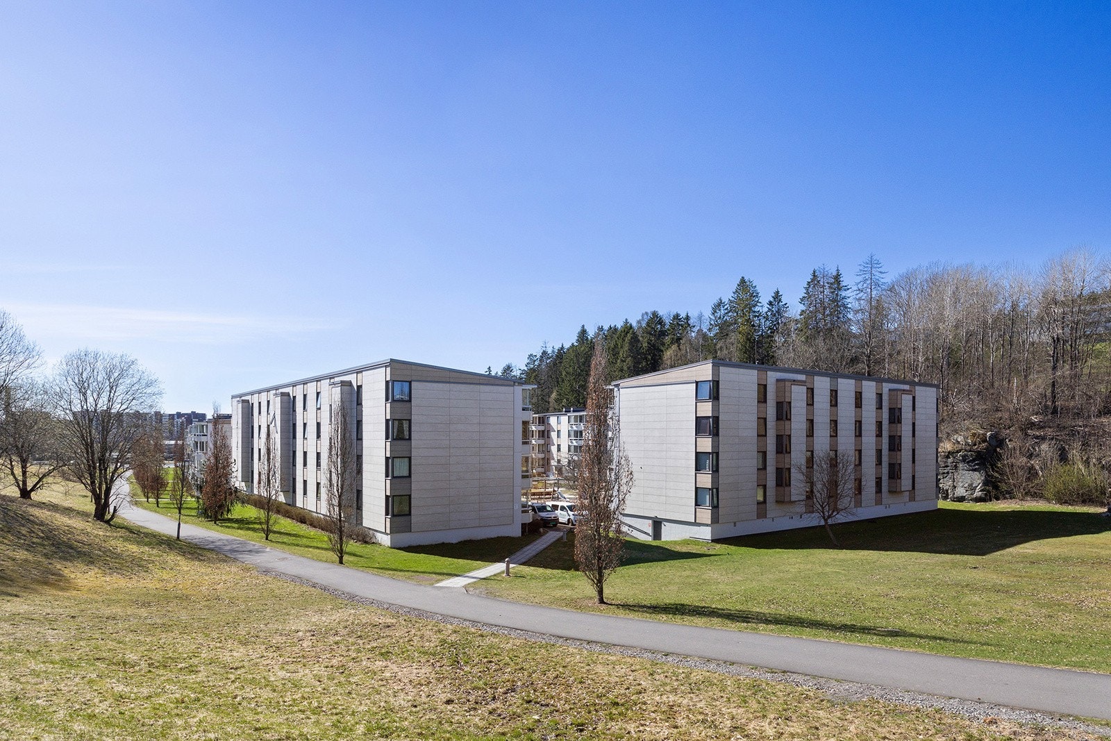 Byggets fasade sett fra nærliggende park / åpent friområde. Galleribilde