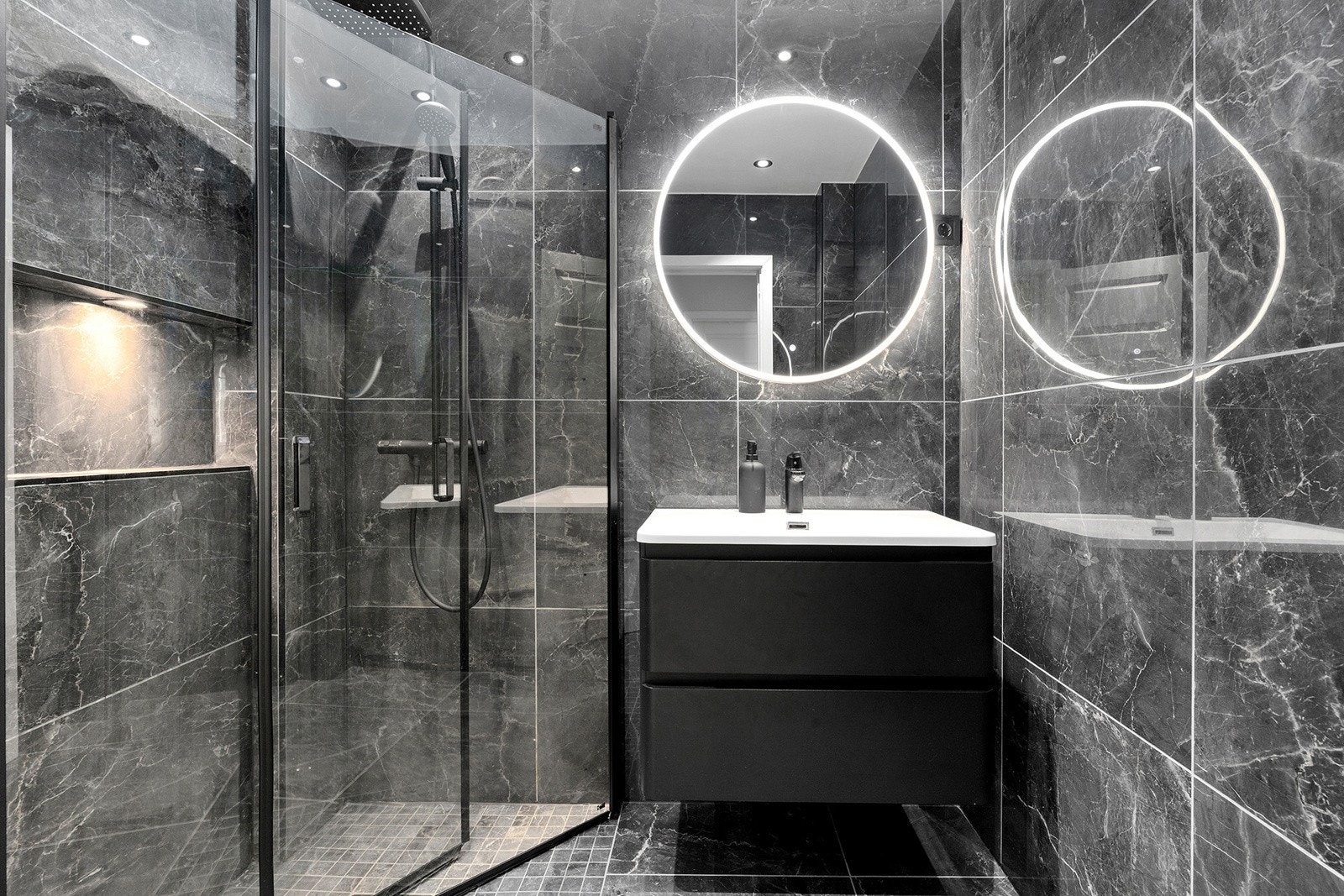 Denne romslige leiligheten har både et stilig moderne uttrykk og er omringet av pene grøntarealer. Badet på bildet ble pusset opp i 2023/2024. Galleribilde