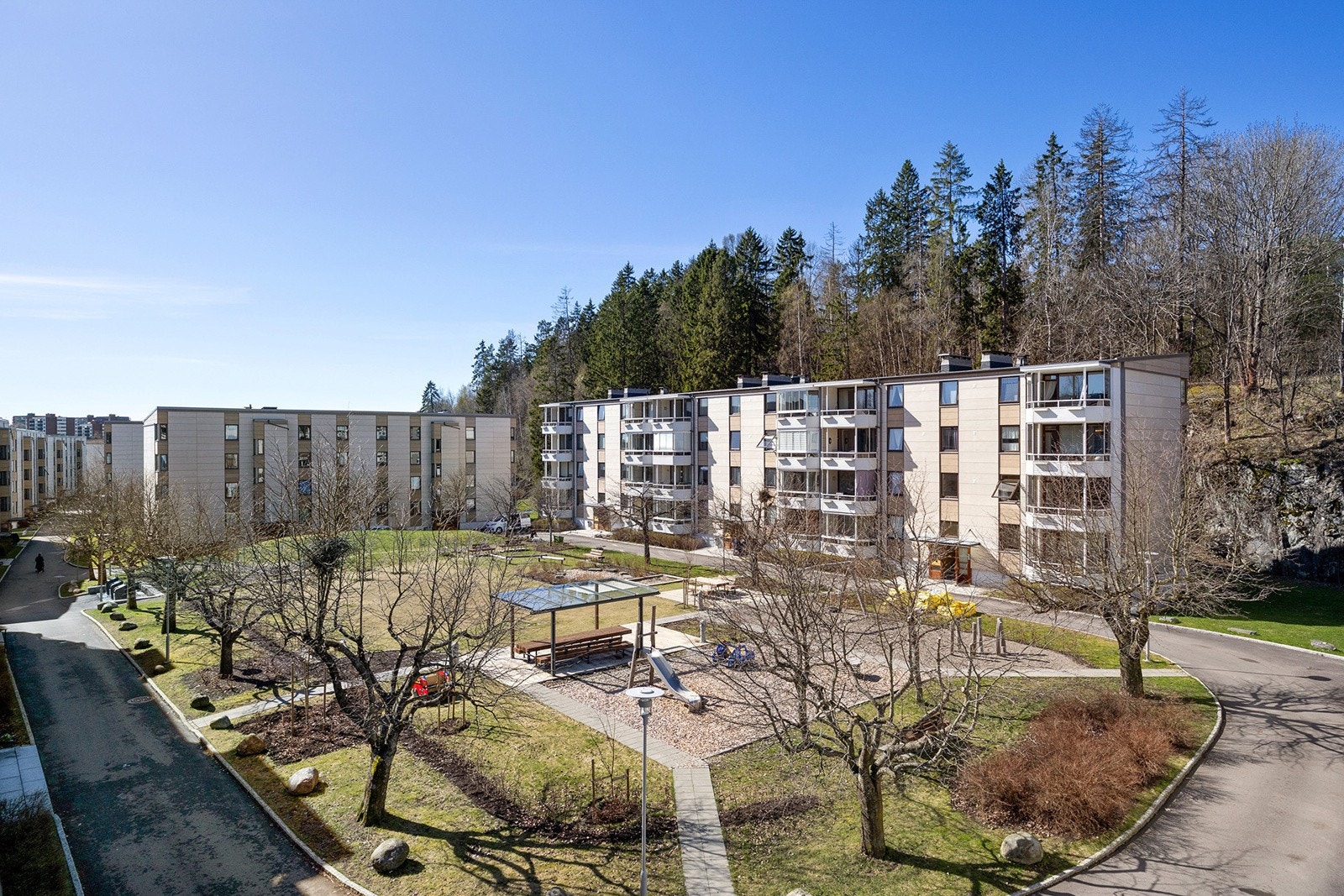 Borettslagets fellesområde sett fra balkongen. Vårrengjøring i full sving. Galleribilde