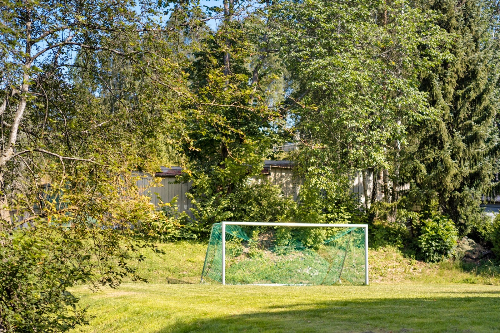 Nær-og lokalområde består av mange parker, fotballbaner, idrettsanlegg og mer. Galleribilde