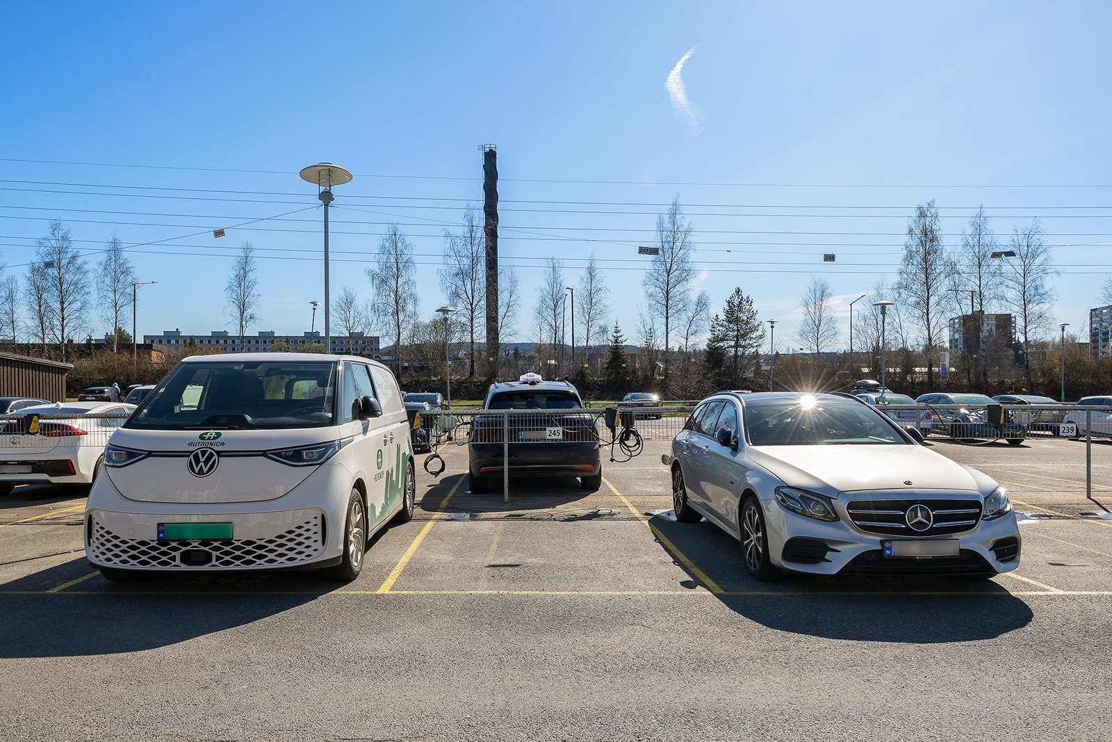 Med leiligheten følger en parkeringsplass med elbillader på borettslagets oppstillingsplass. Galleribilde