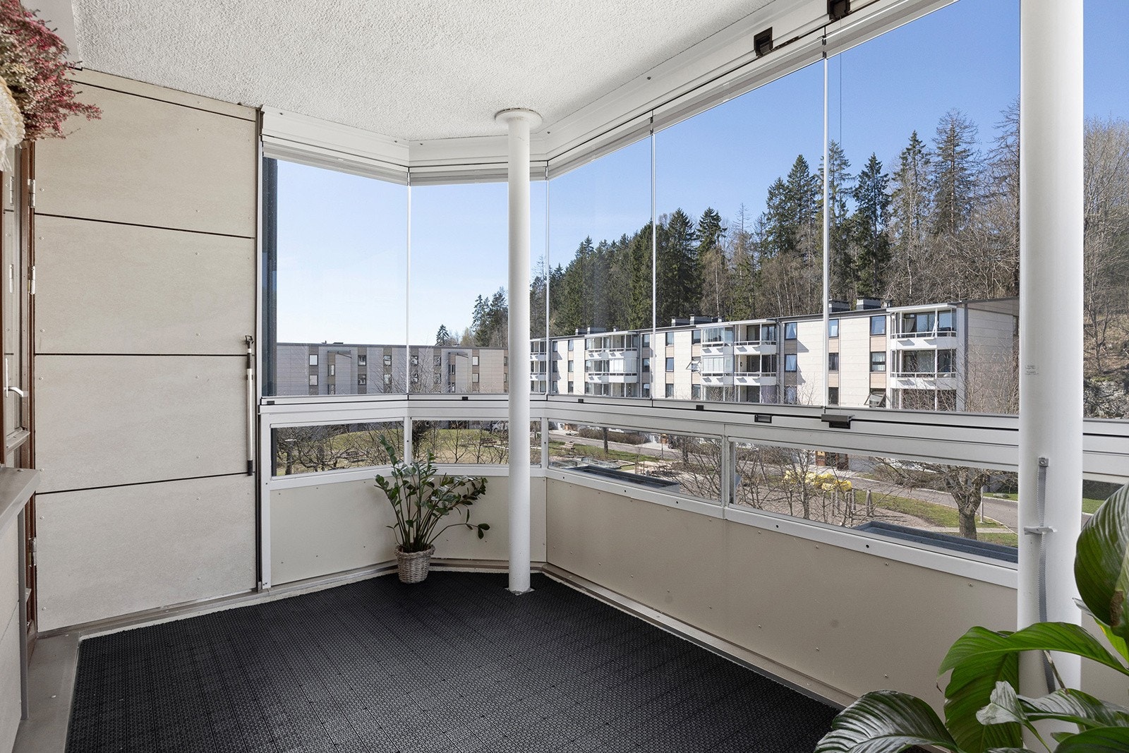 Balkongen er innglassert og har trebrikker på gulv. Galleribilde