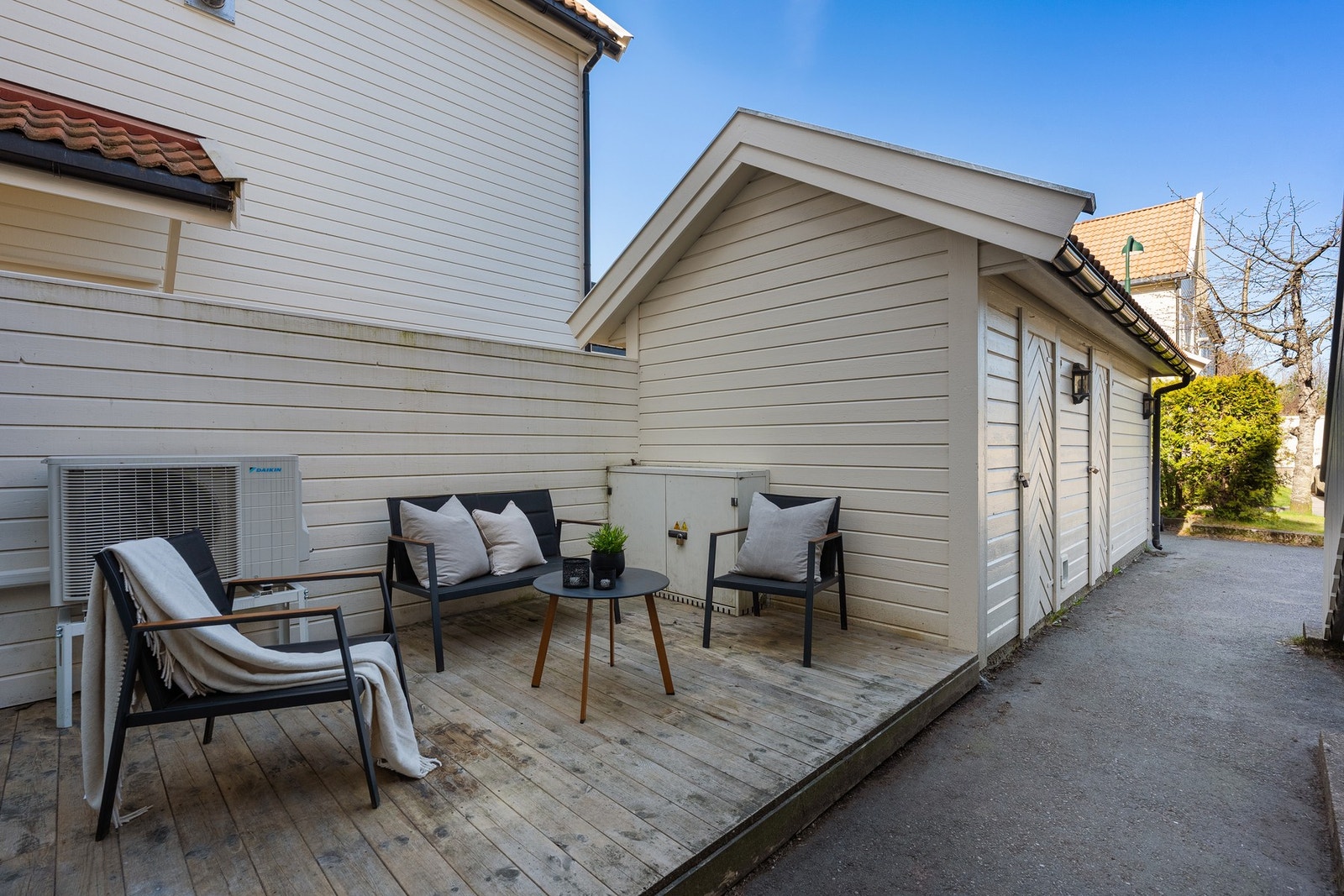 - Fin platting på fremsiden av boligen/ved inngangspartiet - Galleribilde
