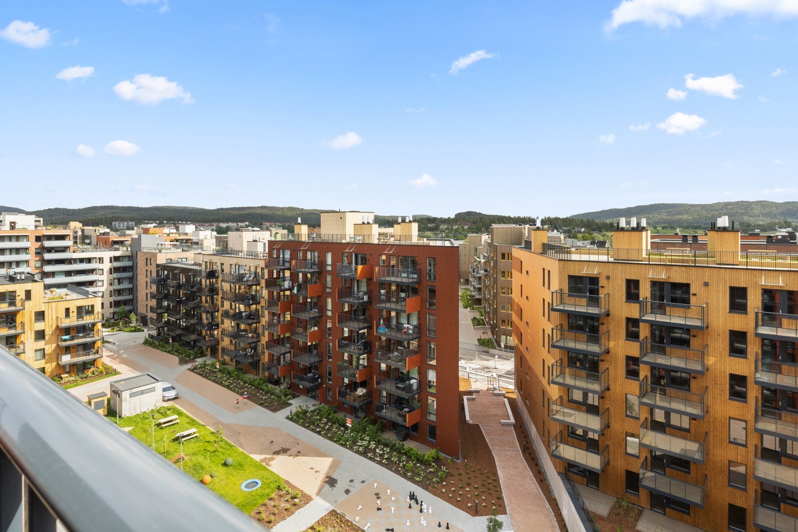 Med diverse utemøblement kan balkongen bli yndet som et ektra rom på varme og solfylte dager. Galleribilde
