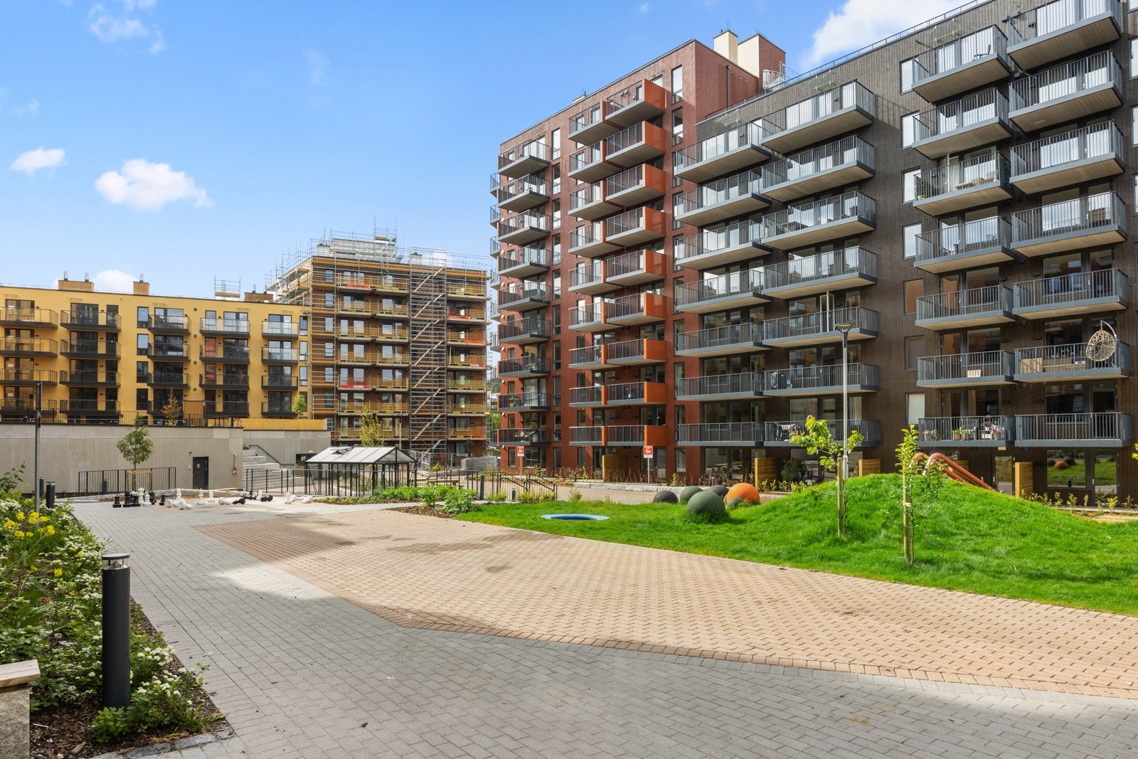 Her er man beliggende sentralt til på Lørenskog med Triaden senter rett over gata og gangavstand til kollektiv. Galleribilde